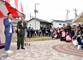 ミルクボーイを目当てに多くの観客が詰めかけたイベント＝１２日午前、姫路市城東町