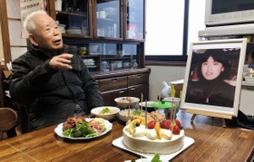 有本恵子さんの還暦を祝う父明弘さん＝１２日午後、神戸市長田区