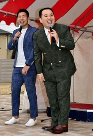 地元の歓声に応えるミルクボーイの内海崇さん（右）と駒場孝さん＝１２日午前、姫路市城東町