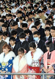 震災犠牲者へ黙とうをささげる新成人たち＝１３日午後、神戸市兵庫区、ノエビアスタジアム神戸（撮影・鈴木雅之）
