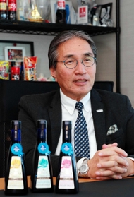 佐藤さんの思いを受け継いだソース（手前）への思いを語る道満雅彦社長＝神戸市中央区港島南町３、オリバーソース（撮影・斎藤雅志）
