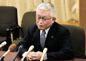謝罪会見に臨む泉房穂明石市長＝１５日午前１１時１５分、明石市中崎１、明石市役所