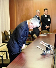 会見で暴言を謝罪する明石市の泉房穂市長＝明石市役所