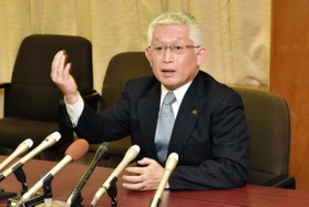 謝罪会見で新年会での言動を説明する泉房穂市長＝１５日午前、明石市役所