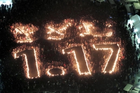 竹灯籠の光で描かれた「きざむ　１・１７」＝１７日午前５時４６分、神戸市中央区、東遊園地（撮影・大山伸一郎）