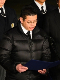 遺族代表として震災から２５年の思いを語る上野好宏さん＝１７日午前５時５４分、神戸市中央区、東遊園地（撮影・秋山亮太）
