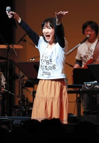 最後の阪神・淡路大震災復興支援ライブで熱唱する平松愛理さん＝１７日午後６時４０分、神戸新聞松方ホール（撮影・斎藤雅志）