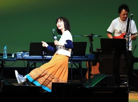 ライブ「ＫＯＢＥ　Ｍｅｅｔｉｎｇ」で熱唱する平松愛理さん＝１７日午後６時３１分、神戸市中央区東川崎町１、神戸新聞松方ホール（撮影・斎藤雅志）