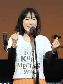 ２５回目のライブ「ＫＯＢＥ　Ｍｅｅｔｉｎｇ」で熱唱する平松愛理さん＝１７日午後７時４０分、神戸市中央区東川崎町１、神戸新聞松方ホール（撮影・斎藤雅志）