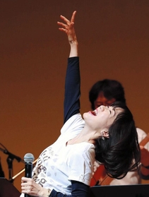 ライブで歌う平松愛理さん＝１７日午後６時４１分、神戸市中央区東川崎町１、神戸新聞松方ホール（撮影・斎藤雅志）