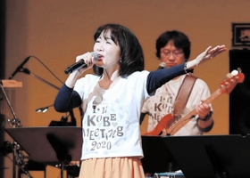 熱唱する平松愛理さん＝１７日午後６時４２分、神戸市中央区東川崎町１、神戸新聞松方ホール（撮影・斎藤雅志）