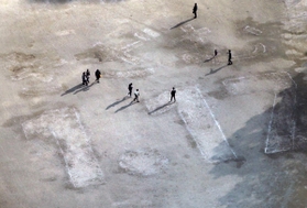 前日の追悼行事の余韻を残す東遊園地＝１８日午後、神戸市中央区加納町６