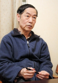 津田幸恵さんが使っていたボールペンを手にする父の伸一さん＝加古川市内