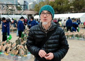 阪神・淡路大震災をテーマにした自主映画「れいこいるか」を完成させた監督のいまおかしんじさん＝１月１６日、神戸市中央区、東遊園地