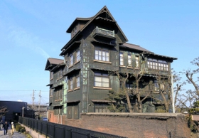 青空に映え、威容を誇る多木浜洋館＝加古川市別府町東町（撮影・辰巳直之）