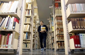 旧大学図書館の２５万冊近い蔵書が並ぶ閉架書庫。外部に知られることなく保管されている＝尼崎市若王寺２（撮影・風斗雅博）