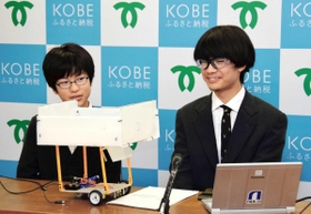 子ども向けの教室開催を目指す武藤さん（右）と、部活動の後輩大野嘉月さん＝神戸市役所