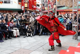中国の伝統芸能「変瞼」で幕を開けた南京町の春節祭＝２４日午前、神戸市中央区元町通１（撮影・辰巳直之）