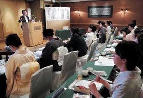 女性経営者らを前に、宿泊業界の観光戦略について話す阿部佳さん＝神戸市東灘区向洋町中２