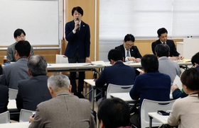 県の担当職員から説明を受ける但馬や播磨地域の観光協会職員ら＝県豊岡総合庁舎