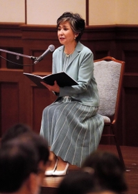 震災をテーマにした詩を朗読する竹下景子さん＝２４日夜、神戸市中央区、県公館（撮影・藤家　武）