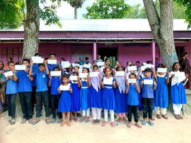 ＮＰＯ法人「バングラデシュの村を良くする会」の支援で建てられた小学校と、そこに通う子どもたち＝２０１９年、バングラデシュ（岩下八司さん提供）
