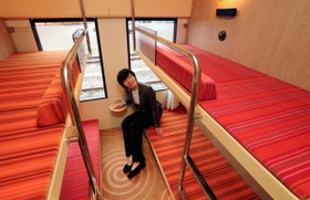報道陣に公開された「ウエストエクスプレス銀河」。女性用の普通車指定席は、赤を基調にしたデザインになっている＝２５日午後、大阪府吹田市（撮影・鈴木雅之）