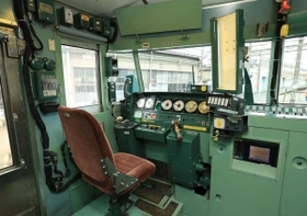 「ウエストエクスプレス銀河」の運転席。１９８０年代の車両をベースにつくられており、クラシックな雰囲気が漂う＝２５日午後、大阪府吹田市（撮影・鈴木雅之）