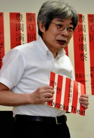 演劇祭について説明する平田オリザさん＝豊岡市役所