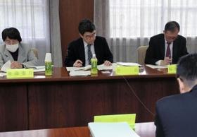 公文書廃棄の判断基準などについて議論する委員ら＝兵庫県庁