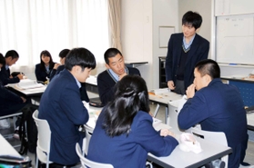 教師役となって模擬授業を行う須磨翔風高校の内藤稜真さん（右奥）＝神戸市須磨区西落合１