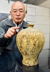 「永仁の壺ではないか」。特徴を説明する松原賢政さん＝姫路市土山東の町