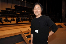豊岡市職員時代から市民プラザの演劇事業を手掛けてきた岩崎孔二館長。「僕は演劇好きだから、シンプルに演劇人口が増えてほしいな」＝豊岡市大手町