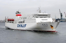 神戸港に入港する「新鑑真」＝２７日午前、神戸港（撮影・斎藤雅志）