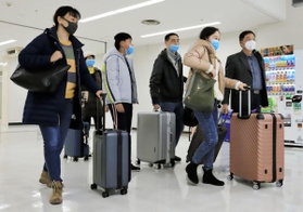 上海発の「新鑑真」で到着した乗客ら＝２７日午前、神戸市中央区新港町４、神戸ポートターミナル（撮影・斎藤雅志）