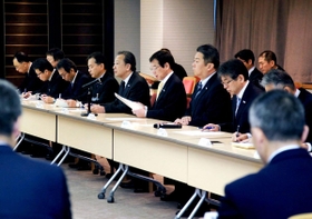 新型コロナウイルスの感染拡大について対策を確認した情報連絡会＝２９日午前、神戸市役所