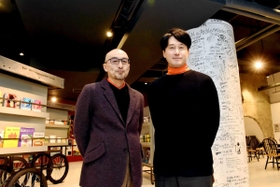 「豊岡市のキャッチフーレズ『コウノトリも住めるまち』に加えて『アーティストも住めるまち』になれば」と話す田口幹也館長（左）と吉田雄一郎プログラムディレクター＝豊岡市城崎町湯島
