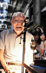 無声映画の上映会で活弁を務める玉岡忠大さん＝２０１２年８月、三木市内