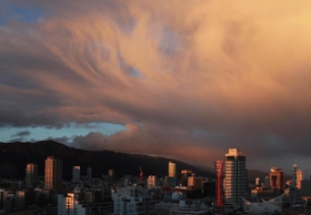 夕日を受けた炎のような雲が上空を覆った＝３０日午後、神戸市中央区（撮影・斎藤雅志）
