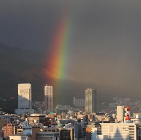 市街地を彩る鮮やかな虹＝３０日午後、神戸市中央区（撮影・斎藤雅志）