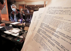英語や中国語などで健康状態を確認する書面。チェックイン時に利用客に署名を求める＝３０日午後、神戸市北区有馬町、旅館「陶泉御所坊」（撮影・鈴木雅之）