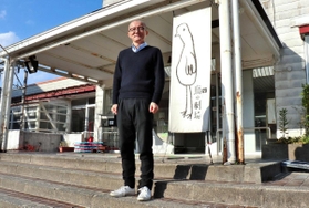 小学校と幼稚園だった建物を改修した劇場の前に立つ劇団「鳥の劇場」代表の中島諒人さん。「演劇をより身近なものに」と地域住民と歩む＝鳥取市鹿野町鹿野