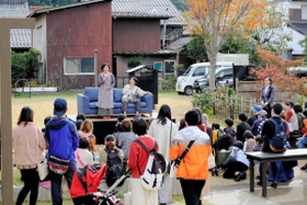 空き地でも演劇が繰り広げられる「鳥の演劇祭」の様子＝同（「鳥の劇場」提供）
