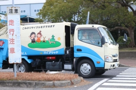 兵庫県播磨町内のごみを収集するパッカー車＝兵庫県播磨町新島