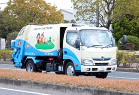 兵庫県播磨町内のごみを収集するパッカー車＝兵庫県播磨町新島