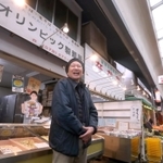 年の瀬でにぎわう大安亭市場。長年、オリンピック製麺所を営んできた光山和秀さんはまちの未来を見据える＝神戸市中央区八雲通４（撮影・辰巳直之）