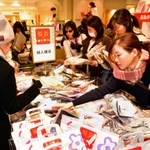 初売りでにぎわう売り場。大勢の買い物客が福袋に手を伸ばした＝２日午前、神戸市中央区小野柄通８、神戸阪急（撮影・秋山亮太）