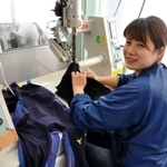 競泳用水着の試作・開発を担当するミズノテクニクス氷上工場の道本美和さん。トップ選手の声を反映させながらこれまで２００回以上の試作を重ねてきた＝丹波市氷上町