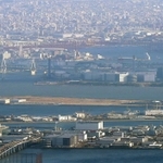 パークアンドライドを想定する尼崎市内の造成地（中央）。右奥の方向には万博の予定地となる夢洲が広がる＝神戸市の六甲山から（撮影・辰巳直之）