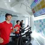 標高２５００メートルと同じ酸素濃度でのトレーニングを体験する朝原宣治さん（手前）ら＝大阪市阿倍野区、３０ｐｅａｋ（撮影・吉田敦史）